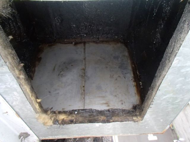 保温材を押さえるピン穴から油が漏れていた