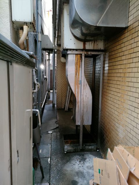 某イタリアンレストランの排気ダクトから出る油が、お隣のビル外壁を汚してしまったようです