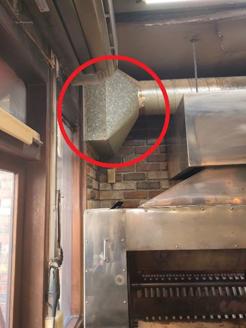 このダクト内部に有圧換気扇が入っている このダクト内部に有圧換気扇が入っている